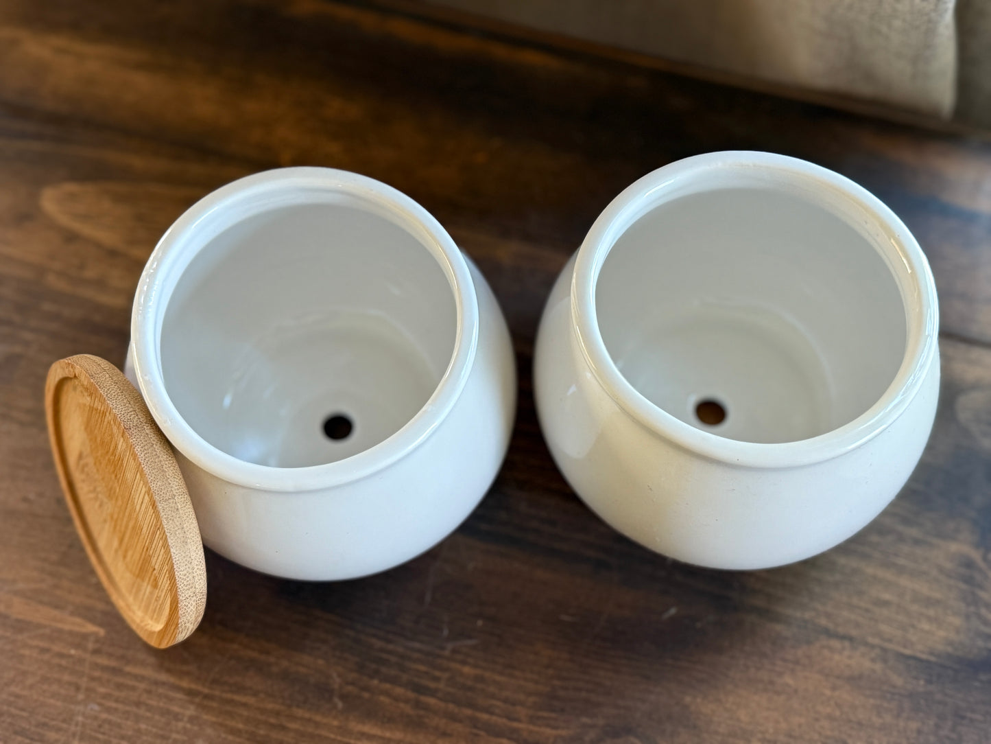 White planter with bamboo stand - set