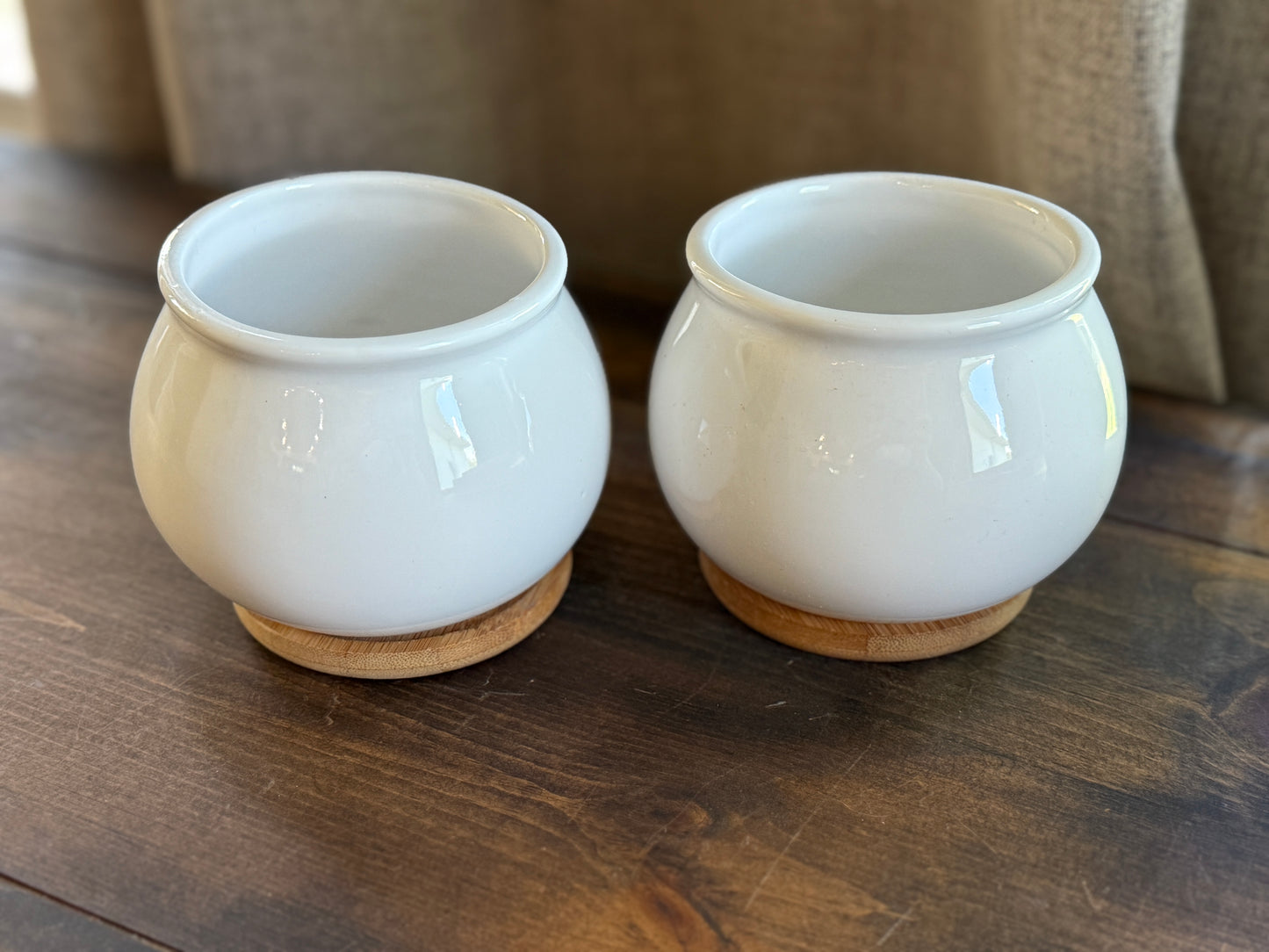 White planter with bamboo stand - set