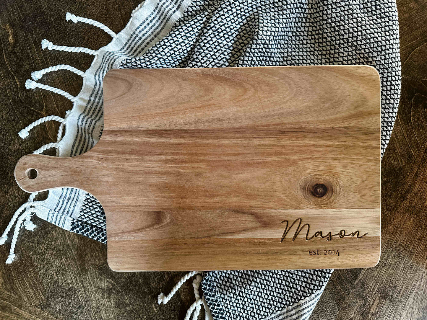 Cutting board personalized with handle